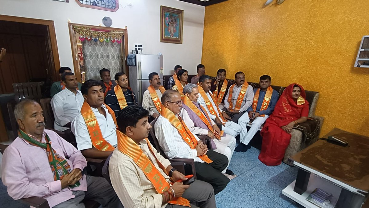 आज #जालोर में बूथ संख्या 271 पर श्री मानसिंह जी सिसोदिया के निवास पर कार्यकर्ताओं एवं पदाधिकारीयो के साथ राष्ट्र के यशस्वी प्रधानमंत्री आदरणीय श्री नरेंद्र मोदी जी के मन की बात कार्यक्रम को सुना।

#MaanKiBaat