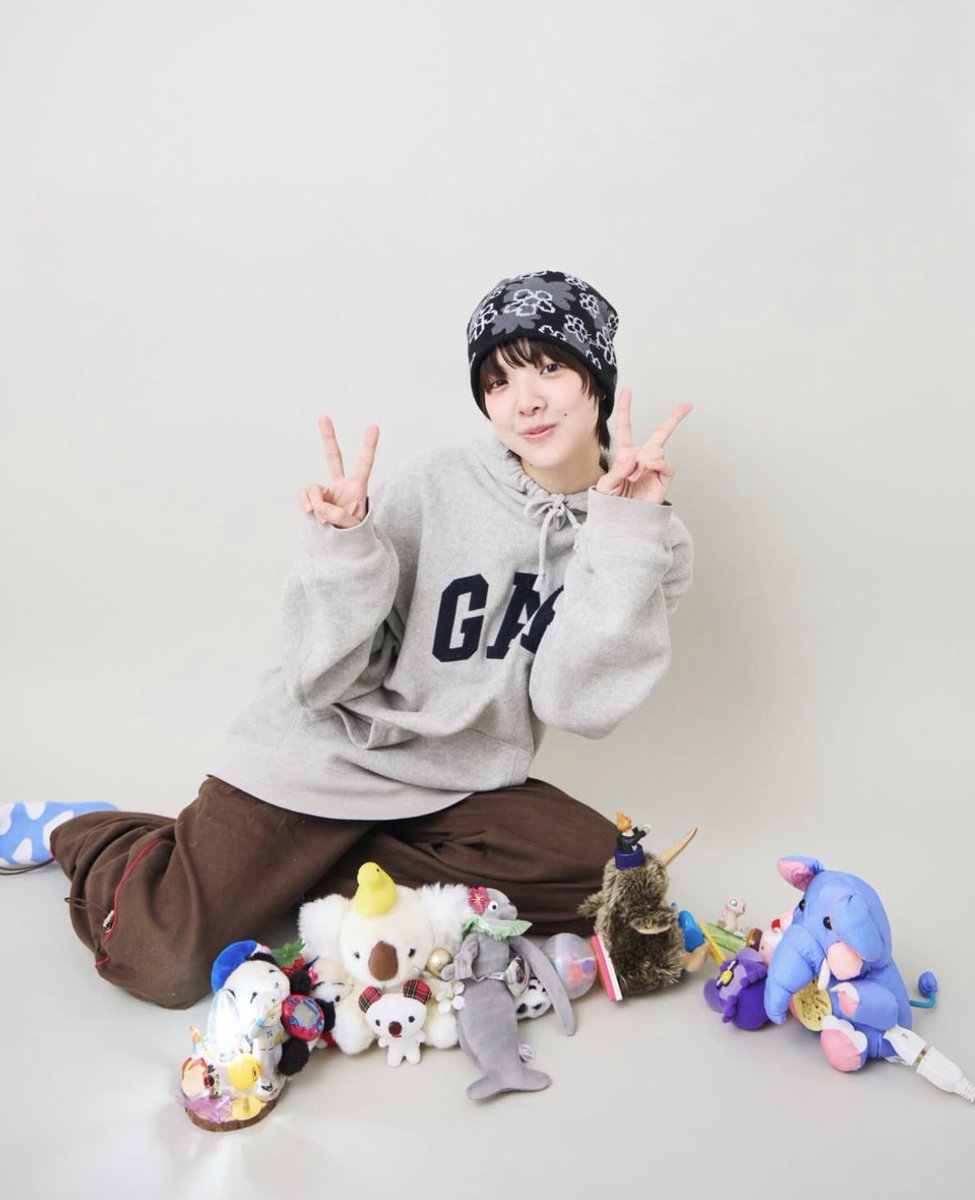 あいみょんさんが淡路ファームパークイングランドの丘のコアラ