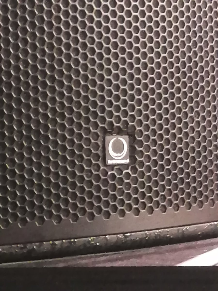 mumin031264's tweet photo. ライブハウス渋谷音楽堂、以前から爆音且つ良音だと感じてました。そのわけがわかりました。スピーカーがイギリスの名門Turbosound製のもの。1970年代ピンク・フロイドのライブでも使われました。
#渋谷音楽堂
#Turbosound
#好きなライブハウス https://t.co/myTF183Zf0