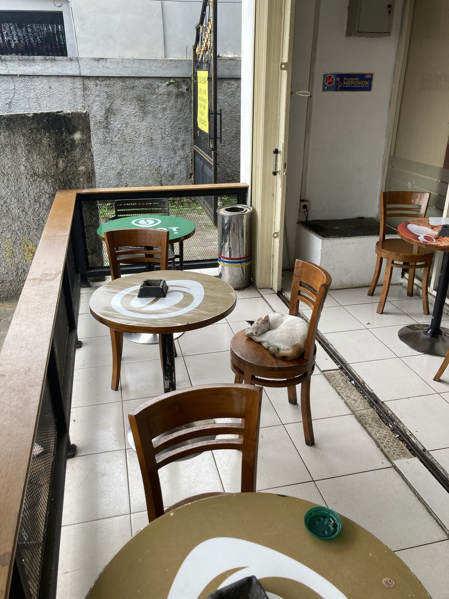 Pengunjung Point Coffee, ngantuk banget kayanya.