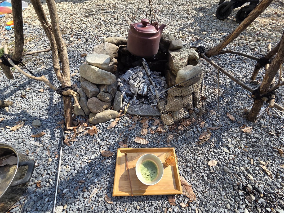 Mujyo_Nippon's tweet photo. 前に作った竈で焼き芋を焼きつつ、茶をたて、鞘の塗装をする日曜日である。 https://t.co/3YFvSOfz7A