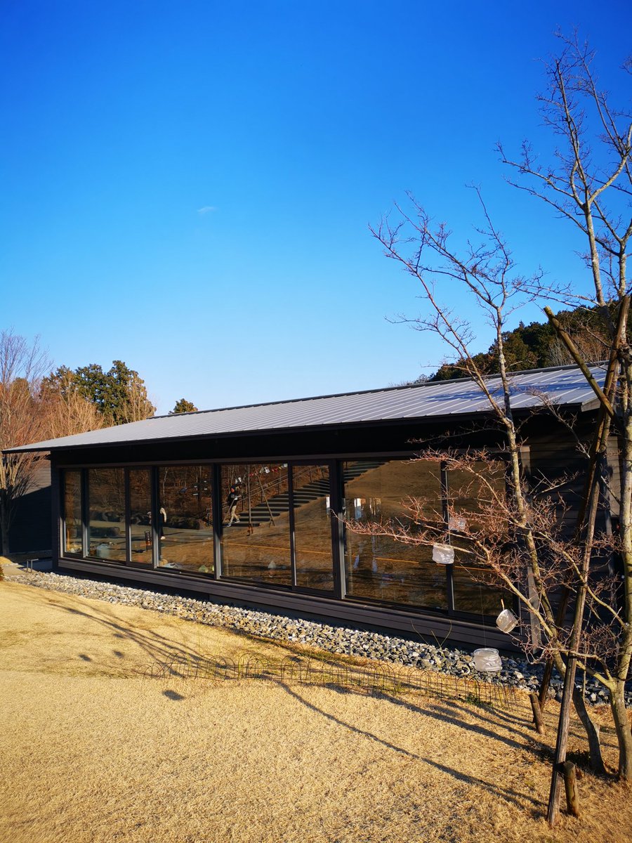 maron_coffee's tweet photo. #東京カフェ散歩
#44APARTMENT
JR/小田急町田駅下車バス約20分、薬師池公園 四季彩の杜内にある地元農家から仕入れた野菜を使った料理を提供するカフェレストラン。広い敷地に木材をふんだんに使った設計で窓が非常に大きく開放感がある。日曜日の昼下がりにぴったり。クリームティラミスでほっと一息 https://t.co/i3O4lXMH6p