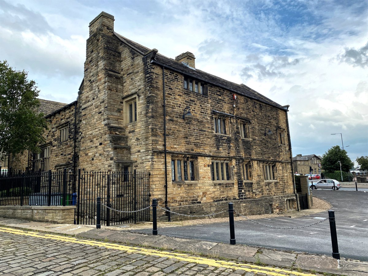 🧵Paper Hall is a Grade II listed building and perhaps the oldest extant domestic building in Bradford city centre. Built in 1643 by William Rookes, it endured the upheavals of the English Civil War and later played a small but significant role in the town’s industrial growth. In