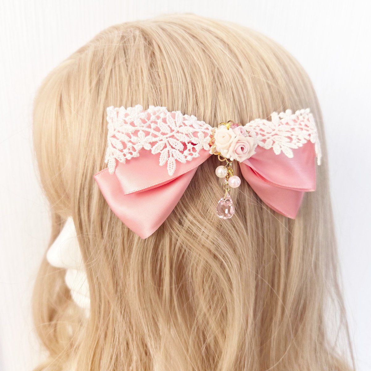 makoto_k_91_hm's tweet photo. ピンク色のサテンリボンにスワロフスキーをまとった可愛い薔薇のリボンヘアクリップです🎀春のおでかけコーデにも◎
#7PRO
#GLMall
#ゴスロリマーケット https://t.co/wfjyCywccp