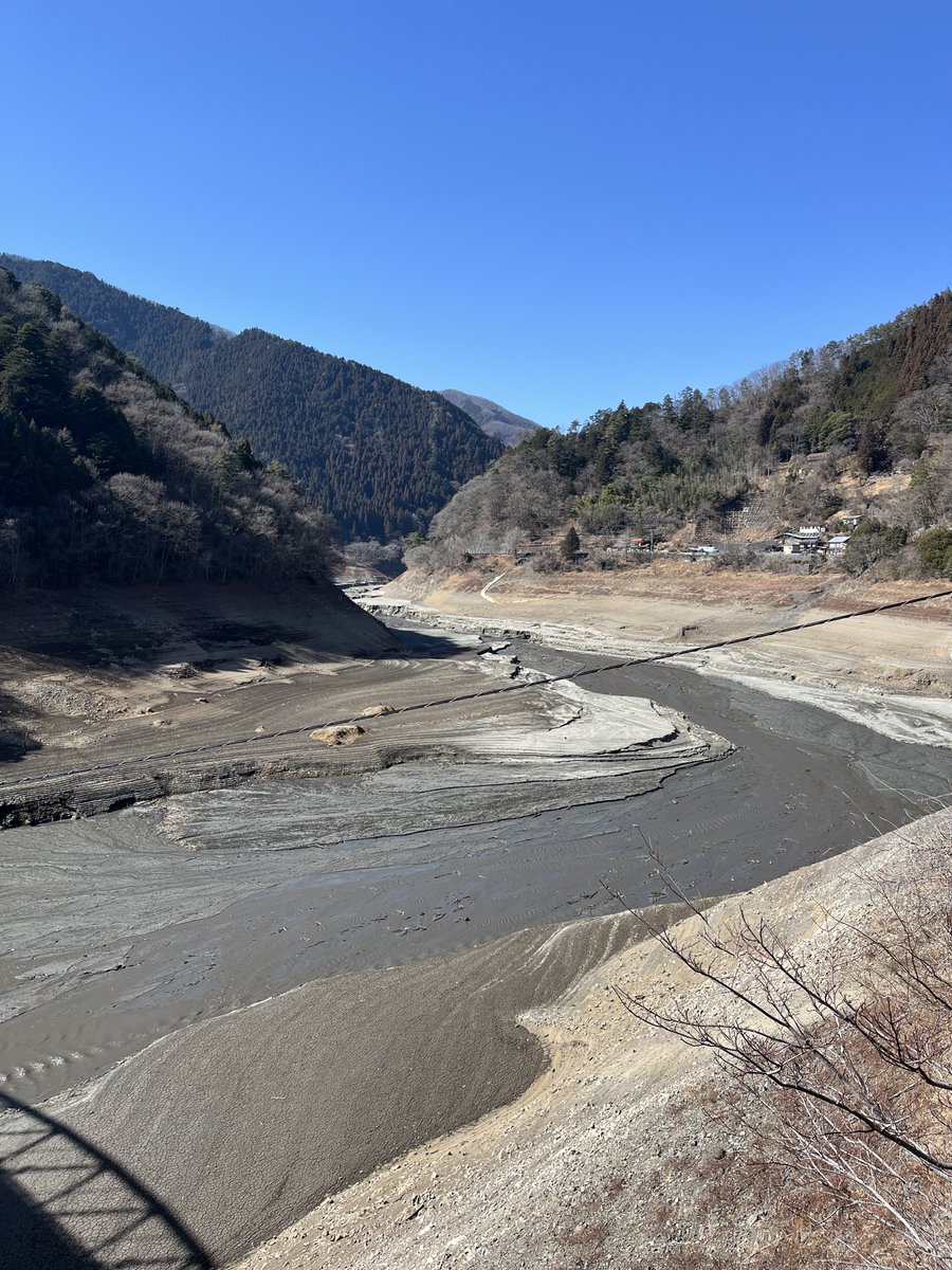 奥多摩湖の上の方、だいぶ干上がってた。こんなん初めて見た。