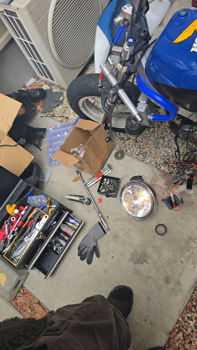 R7Zss's tweet photo. NSR50レストア中です
レースベースだったので灯火類配線は自作。
メーターは電気式に変更してます https://t.co/Nw0YpOmlpq