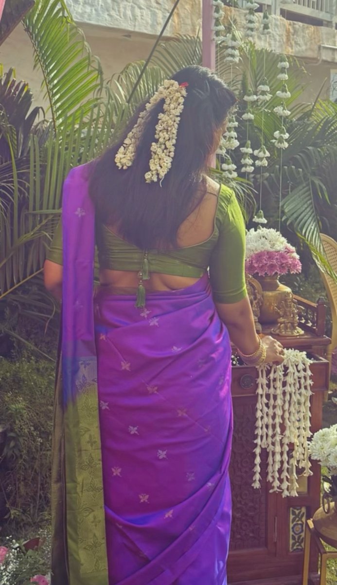 THE_XXDEMON's tweet photo. the reasons to attend a wedding - side view - hip folding and face cards and the attires https://t.co/tMhmKKcnKn
