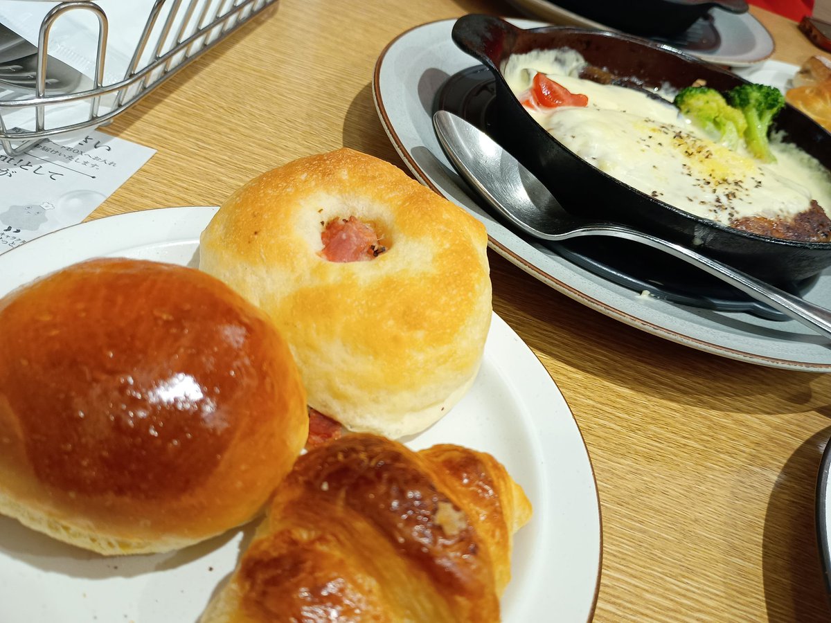 パン食べ放題の魅力ってすごい。
夕方の小寺です。

ただ、ライスも注文すれば良かったと後悔します。ハンバーグにはライス。

さて、今晩22時からは、森晶麿先生のところでスペースに参加する予定です。楽しみです。やっほいです。

さて、三連休最終日。
悔いを残さないようにとことん寝ましょう！