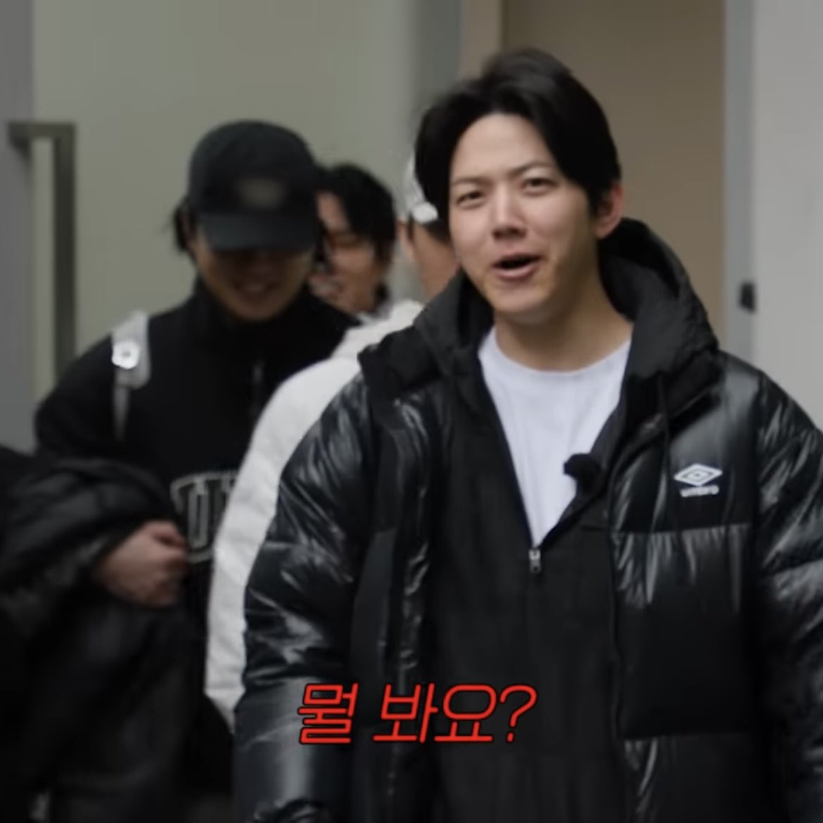 20대초 치기어린 남자짓에 작고 소듕한 우니 겁먹는 줄도 몰랐던 밗군.자기 맘대로 애기 들치고 매치고 무섭다해도 막 밀어붙였음.근데 한 십년지남 업보청산 한창일듯. 윥없음 못사는 사람되서 윥한마디면 스텐바이된 상태에서도 참고 손만 잡고 잠. 밗이 젤 무서워하는 말 "예전에 형이 그랬잖아"