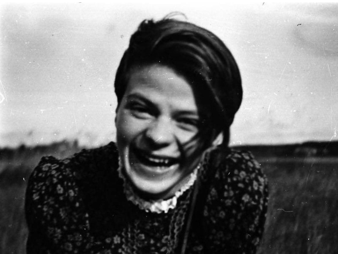 „Nichts ist eines Kulturvolkes unwürdiger als sich ohne Widerstand von einer verantwortungslosen und dunklen Trieben ergebenden Herrscherclique „regieren" zu lassen." 
Sophie Scholl
9. Mai 1921 - 22. Februar 1943