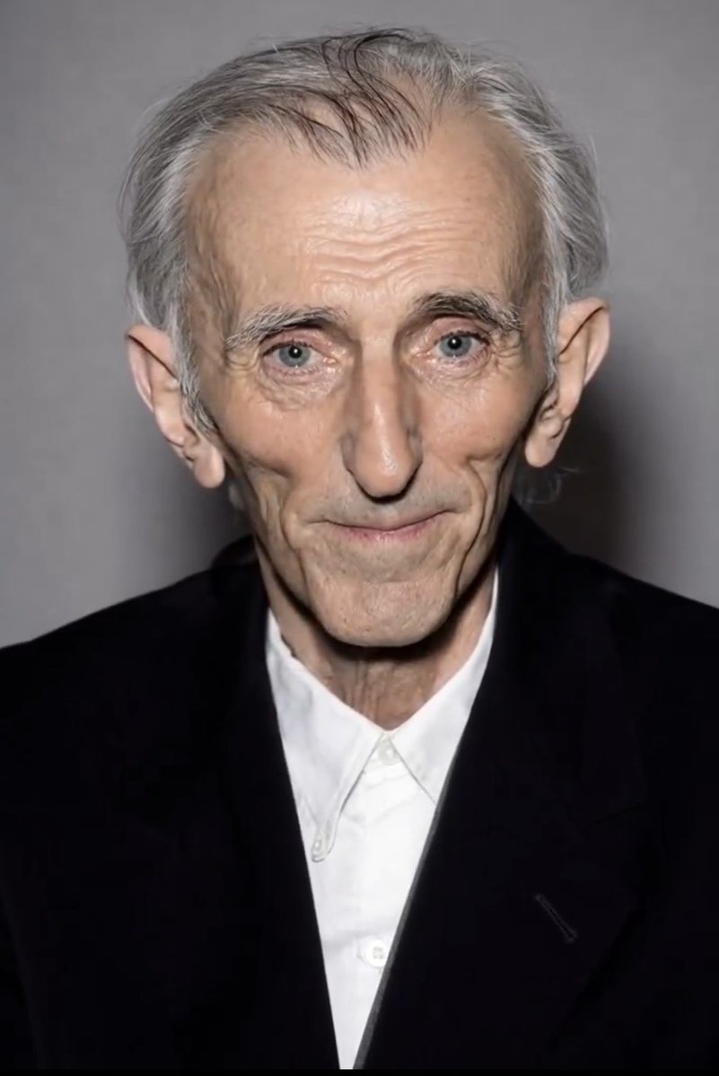 1943년 1월 7일,
니콜라 테슬라는 뉴욕 호텔 3327호에서 홀로 세상을 떠났다.
전기를 세상에 흐르게 한 사람이었지만,
마지막은 고요했다.

교류 전류, 무선 통신, 전동기.
지금 우리가 당연하게 쓰는 기술들 뒤에
그의 이름이 있다.

하지만 말년의 그는
우유와 빵, 꿀로 끼니를 때우며
공원에서