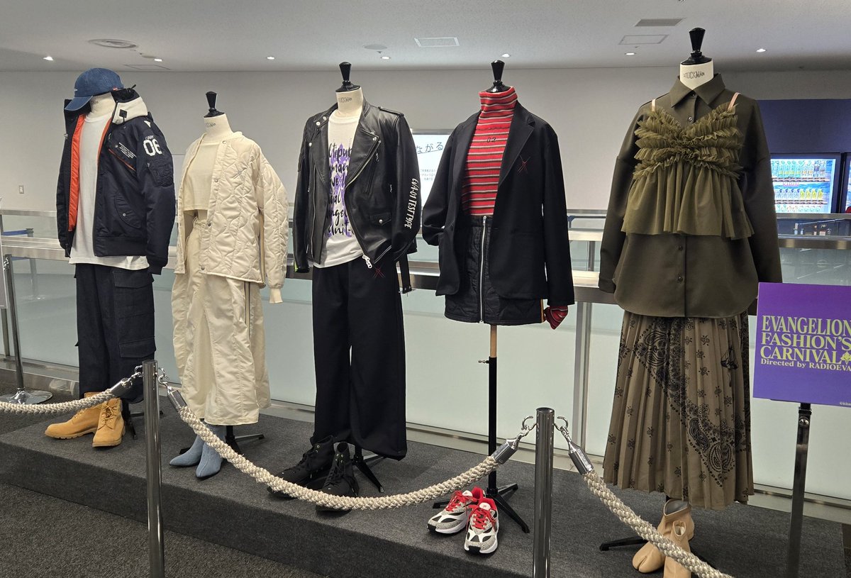 Sawloku's tweet photo. 今日はステージエリアだけのチケットだった
展示されると聞いても見れないと思ってたけど
合間に散歩してたら飾ってあった!
シンジとカヲルのジャケット良いなと思って近寄ったら
マリのスカートに初号機がプリントされてた📸
#エヴァフェス
#RADIO_EVA https://t.co/bjPri9edSI