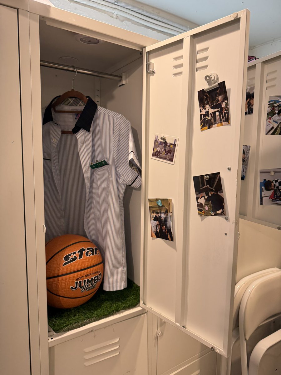 tree_dangv2's tweet photo. 영이 교복이 걸려있었던 곳..🥹
명찰을 너무 뽑고싶었는데 못 뽑아서 아쉬웠어요 ㅠ ㅠ 

#Dear_WISH 
#나의첫사랑_위시에게 https://t.co/y2lsiHGKWF