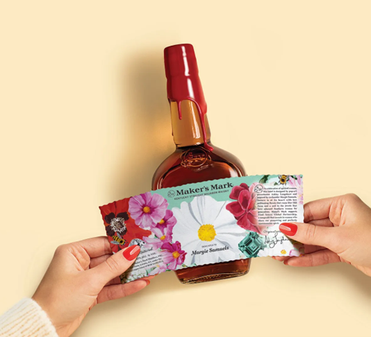 #メーカーズマーク が #女性史月間 に合わせ、アシュリー・ロングショアとコラボしたウイスキー #ラベル を発表。大切な女性の名前を入れて発注すると、1本につき1ドルを女性支援団体「Vital Voices」へ寄付。情熱や信念を称えるデザインで、世界の女性を応援する取り組み。
makersmark.com/en-us/womens-h…