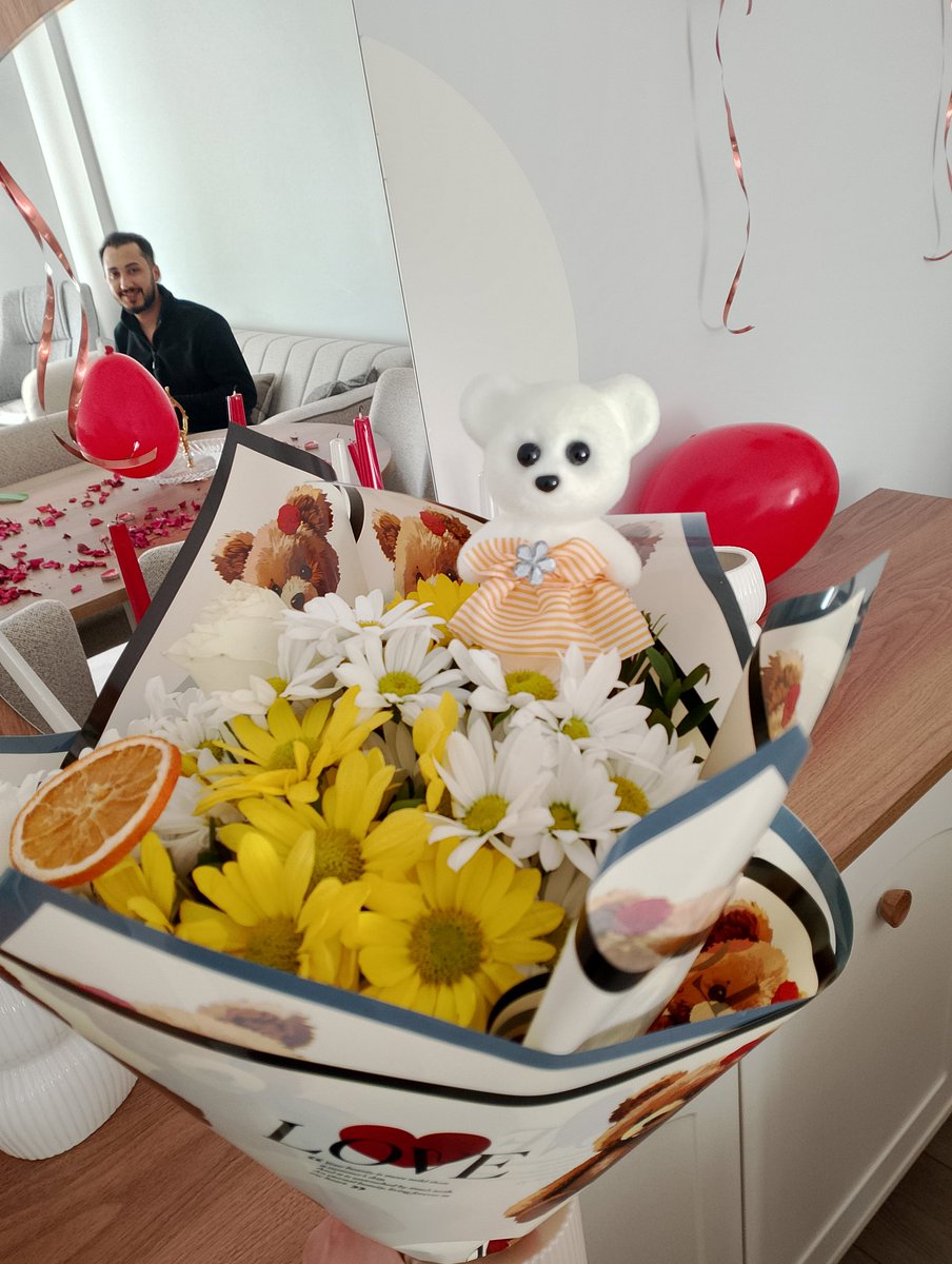 Çiçek de sensin çiçekli günlerde 🤍