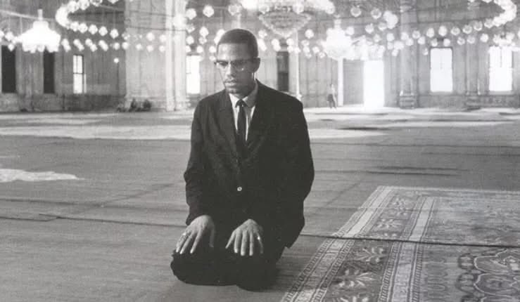 février 1965 Malcom X meurt assassiné, il y a exactement 61 ans.
Une vie riche et inspirante, qu’il convient de méditer, connaître l’histoire c’est être libre et vivant, il disait d’ailleurs « un arbre sans racines est mort, un peuple sans histoire ou racines culturelles est un