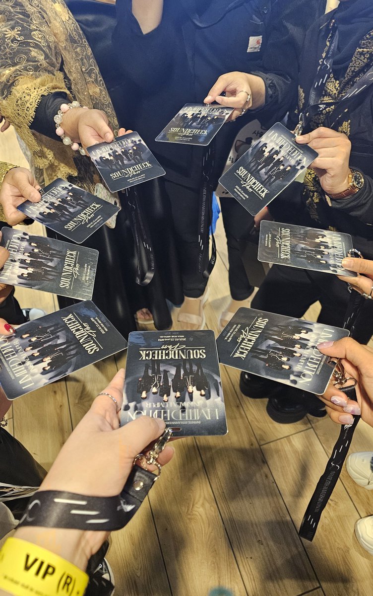 wowwhyemi's tweet photo. Dah beratur ni ha korang kat mana? #INFINITEinKL #LEinKL https://t.co/cMnfYzXJO0