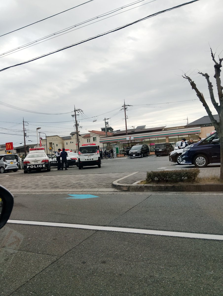 すごい勢いでパトカーが何台も横切っていったけど これ？？ なんやろ