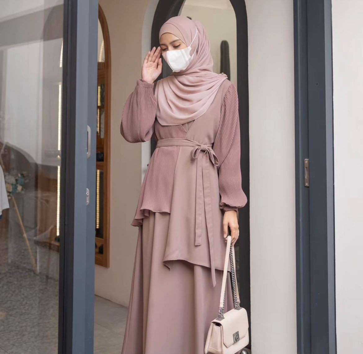 beaunkook's tweet photo. WTS gamis warna black/hitam yaww
baru dua kali pakai kondisi masih bagusss bgt seperti neww, bisa dipake bukber atau lebaran 🌙 

size s, seperti dipakai model
💵: 200k nego
bisa co oren🍊 https://t.co/LCb8E7LrBH