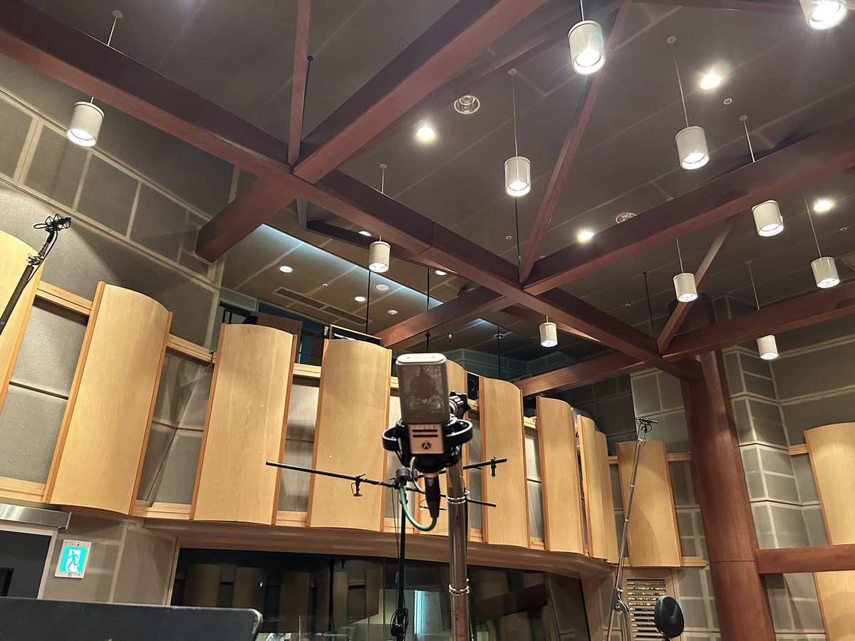 今日は久しぶりのREC
現場に入るとついつい帰り道にも鼻歌を歌いそうになってしまう
アツいコーラスだったのでぜひ聴いて頂きたいですね
情報公開までしばしお待ちを〜