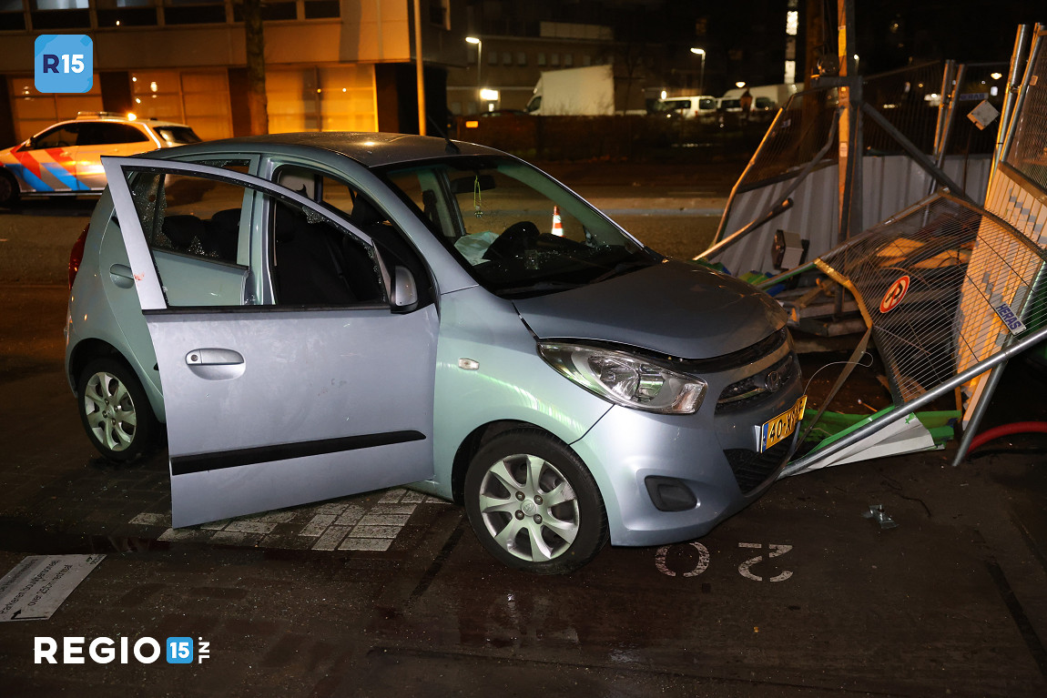 Auto vliegt uit de bocht op Neherkade, Den Haag
