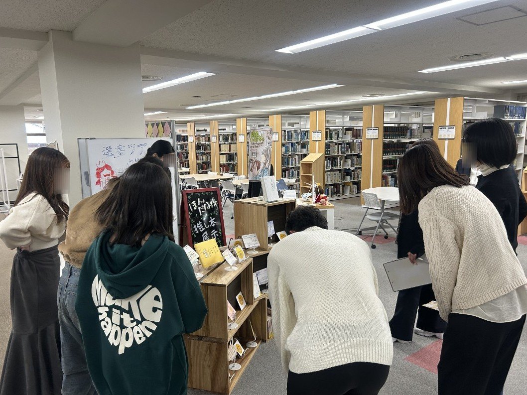 bunkyoshelf's tweet photo. 2/17(火)に獨協大学BiVSさんとの交流会を行いました！
図書館見学や嘘つき自己紹介、ブックトークビンゴをしました。
ゲームを通じてお互いの人となりを深く知ることができました。とても楽しい時間でした！
今後も交流を続けていきたいです！ https://t.co/vVnnOt2iV3