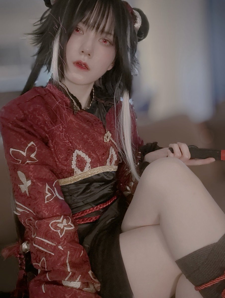I realized after took some photos that I forgot to put on nail polish, sorry