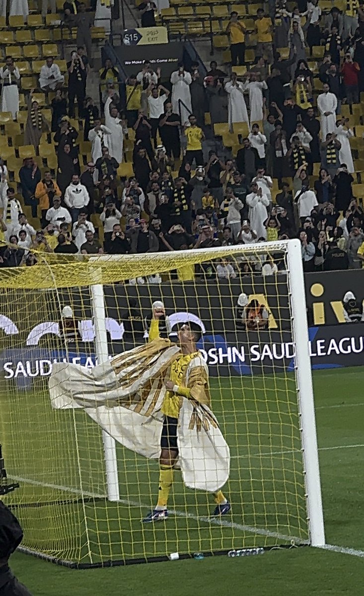 Th_water_bender's tweet image. 🔊Cristiano Ronaldo: “I belong to Saudi Arabia. I want to CONTINUE here.
Meanwhile the goats is at his 964 goals 
Road to 1k career goals 🙌