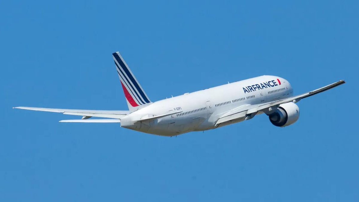 airjournal's tweet image. Air France : un Boeing 777-300 contraint au demi-tourà Fort-de-France après un incident moteur spectaculaire dlvr.it/TR5Y23