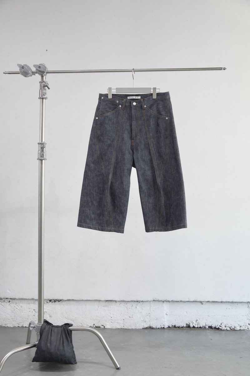 MatsuyamaDisarm's tweet image. NVRFRGT (ネヴァーフォーゲット)

3D TWISTED WIDE LEG JEANS – Raw

3D TWISTED JORTS – Raw

size/ 1.2.3

#newarrivals #instocks #NVRFRGT