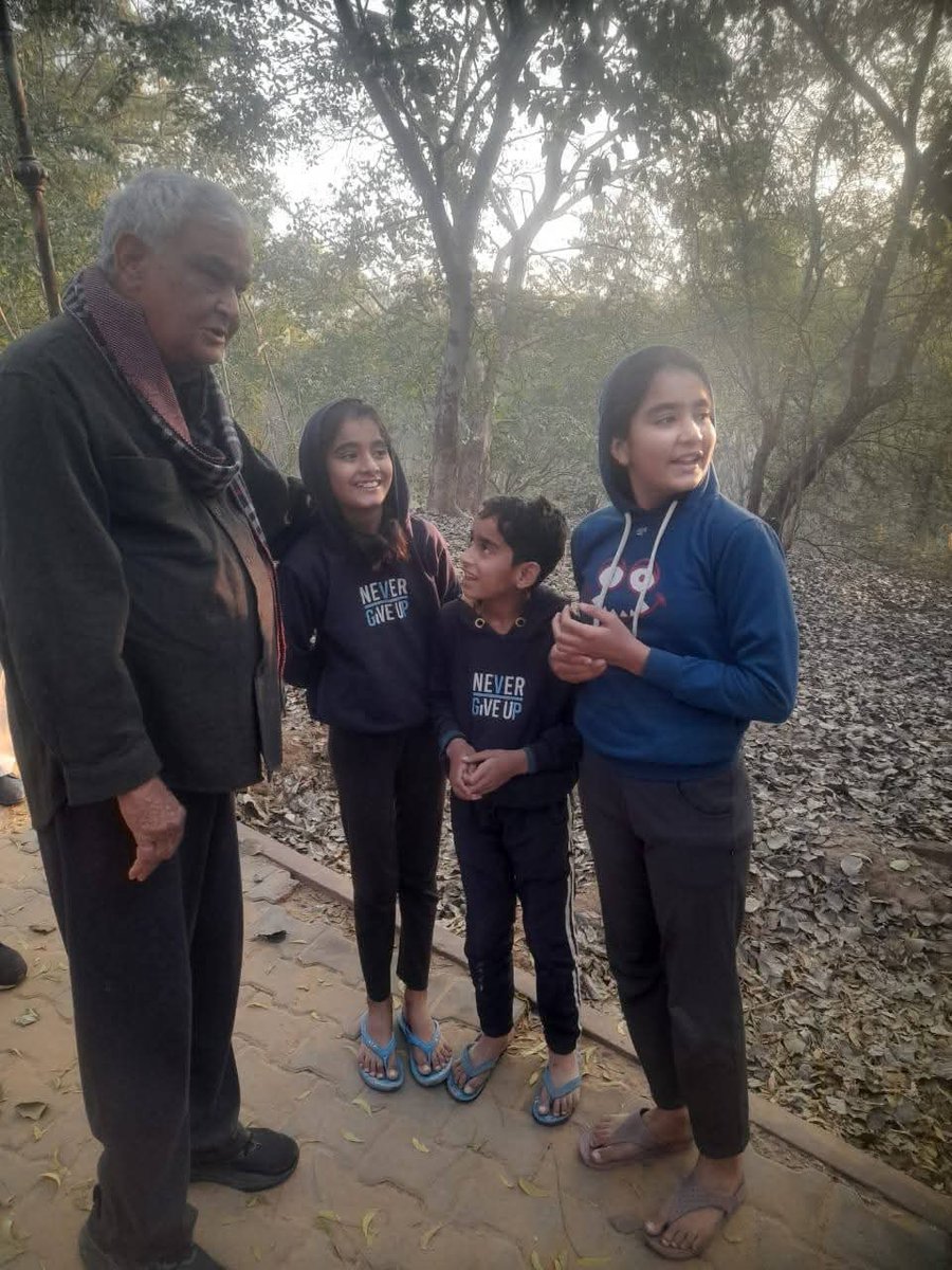 सुबह की सैर के दौरान जब बच्चों ने किरोड़ी लाल मीणा जी को देखा तो मासूमियत से पूछ बैठे—
बच्चे – “बाबा, आप तो किरोड़ी बाबा हो ना?”
डॉ. साहब – “हाँ बेटा।”
बच्चे – “बाबा, आपकी आँखों में आँसू क्यों आ रहे हैं?”
डॉ. साहब – “बेटा, आँखों में आँसू होना अच्छी बात है, ये हमारे जज़्बात होते