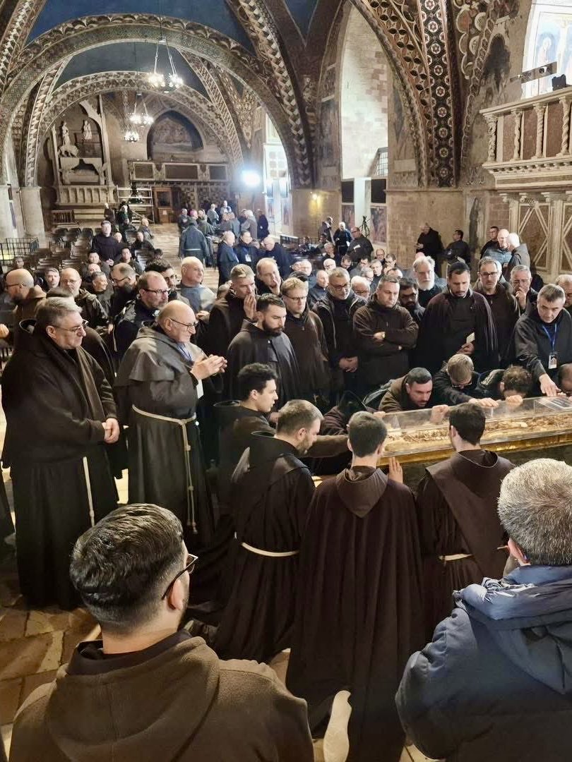 Los restos de San Francisco de Asís fueron sacados de la cripta y colocados en un santuario de cristal dentro de la Basílica.

Por primera vez en la historia, su cuerpo será visible durante un período prolongado.