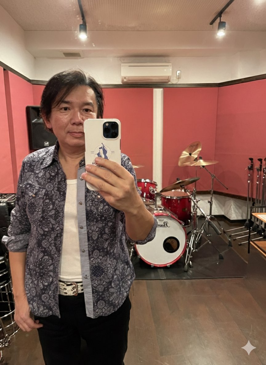 psychedrums's tweet photo. 体重を14キロ落としたら、体内年齢が42歳まで戻った。昨日はドラムの練習でスタジオへ。体が軽いとリズムのキレも違う。このシャツは30代に買った先輩のブランドなんだけど、ようやくまた自由に着こなせるようになった。今の自分が一番、身軽でワクワクしてる。
#ドラム #58歳 #体内年齢42歳 #減量成功 https://t.co/LWJgCMPNDV