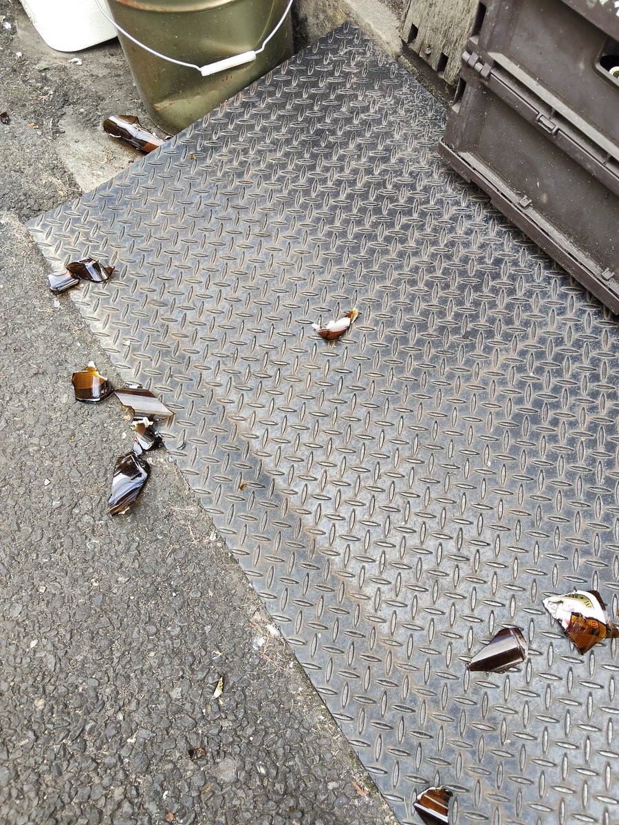 仲良くさせてもらってる近隣居酒屋さんの入口や道路が割れた瓶散乱で危なすぎるので掃除しました！！連休ハメを外すのは良いですけど危険な事はやめましょう！
町屋はキッズやワンちゃんも多いのでこれは危険過ぎます！悪い事するなって言ってんじゃないの、ダサいことすんなってKINGも仰ってました✊