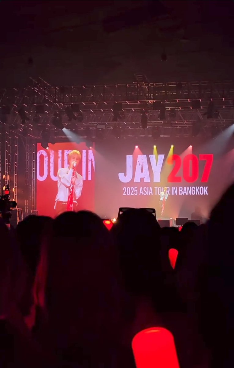 ที่นั่งแบบไม่ยกระดับ และถ้าใครใส่แว่นบนหัว หรือเครื่องหัวต่างๆ คือบังมากค่ะ บงยกแต่พอดีไม่ต้องเอาขึ้นมาด้วยเวลาจะถ่ายคลิป จะช่วยให้คนหลังมองเห็นเยอะเลย มีสเตจยกสูงได้ แต่ของน้องจะมีไหมอีกเรื่องค้าบ (อันนี้แคปมาจากสตอรี่ตัวเองอีกทีนึงเลยจะเบลอๆ)