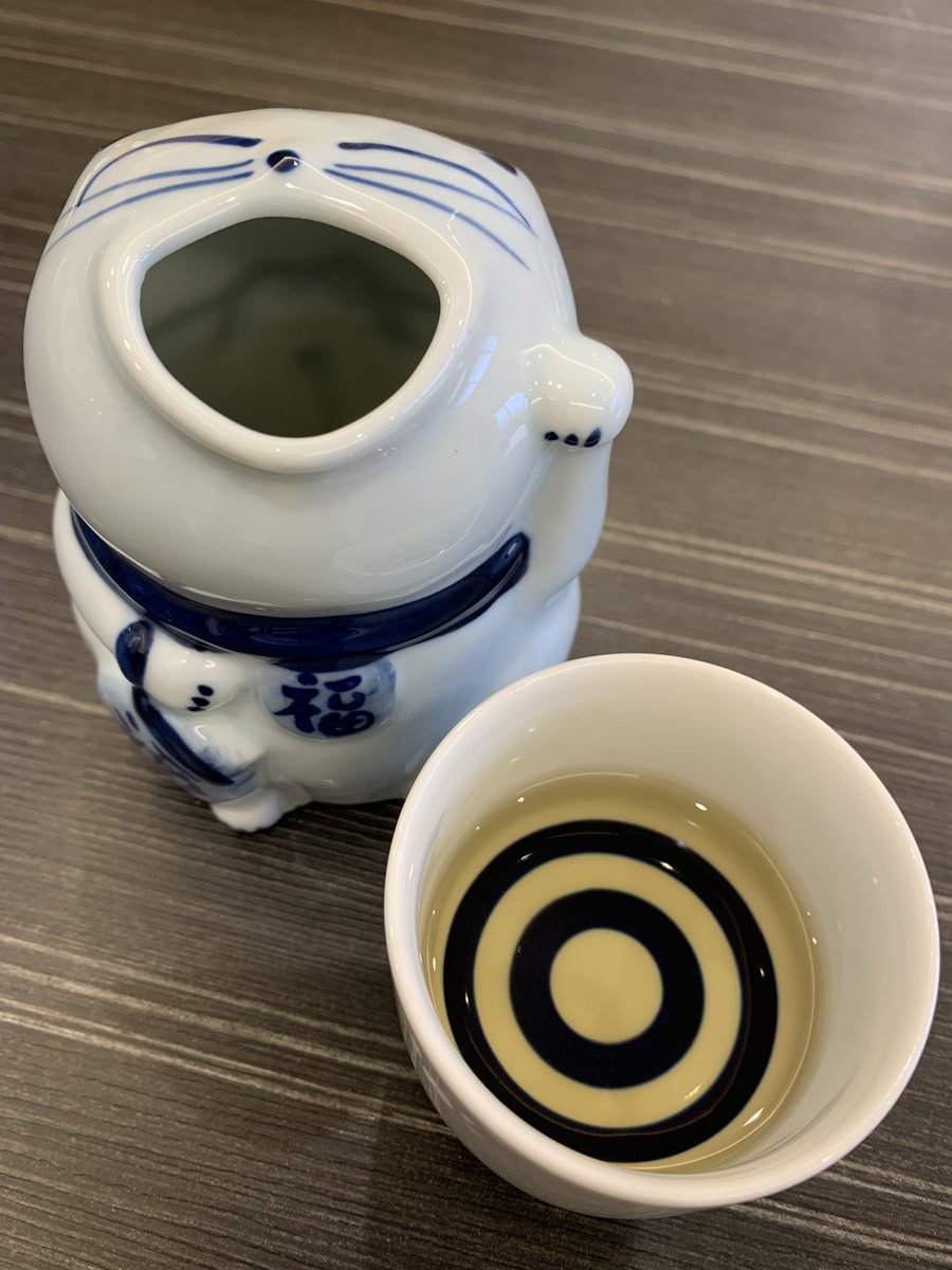 MasaUniv's tweet photo. 大七で生酛にハマり・・
「開春 ｲ宛（おん）純米生酛 木桶仕込」
冷酒グラスに注いだら、なんか茶色いぞ。
一口「あー、やってもーた」
熱燗にしたら。
重厚な酸、燻製味。
弁天娘っぽさもある。が、これは娘やない。
樹霊や。嫌いじゃない。
大七が初心者向け🔰っていう意味が分かった。深いね。 https://t.co/MIQtQdaPf4