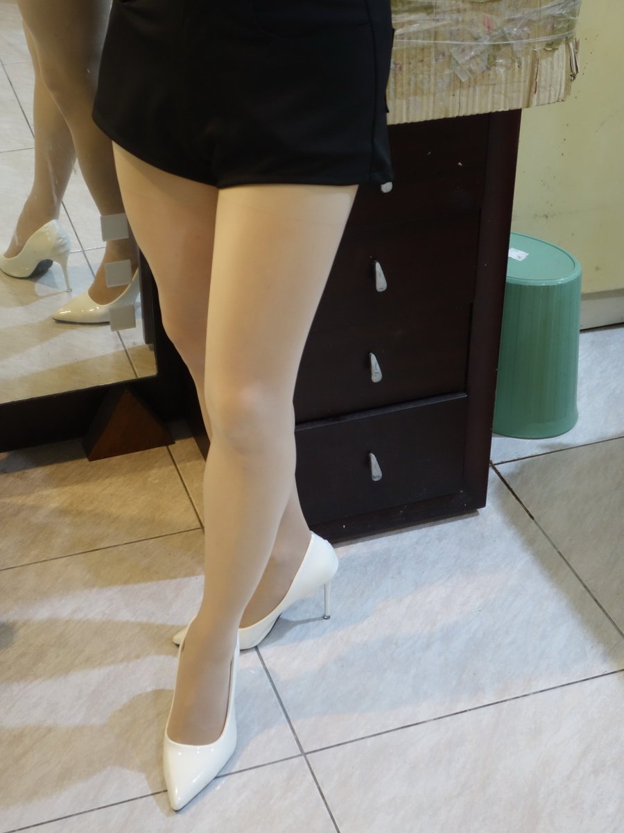 年假即將結束. 一定要穿女裝來舒壓一下. 只拍絲襪腿, 是因為只有絲襪腿能看. 不管男裝或女裝, 都一定要穿絲襪. 而且, 我也喜歡看女生穿絲襪. 有人也超愛看絲襪或穿絲襪嗎? 晚點再來穿黑絲