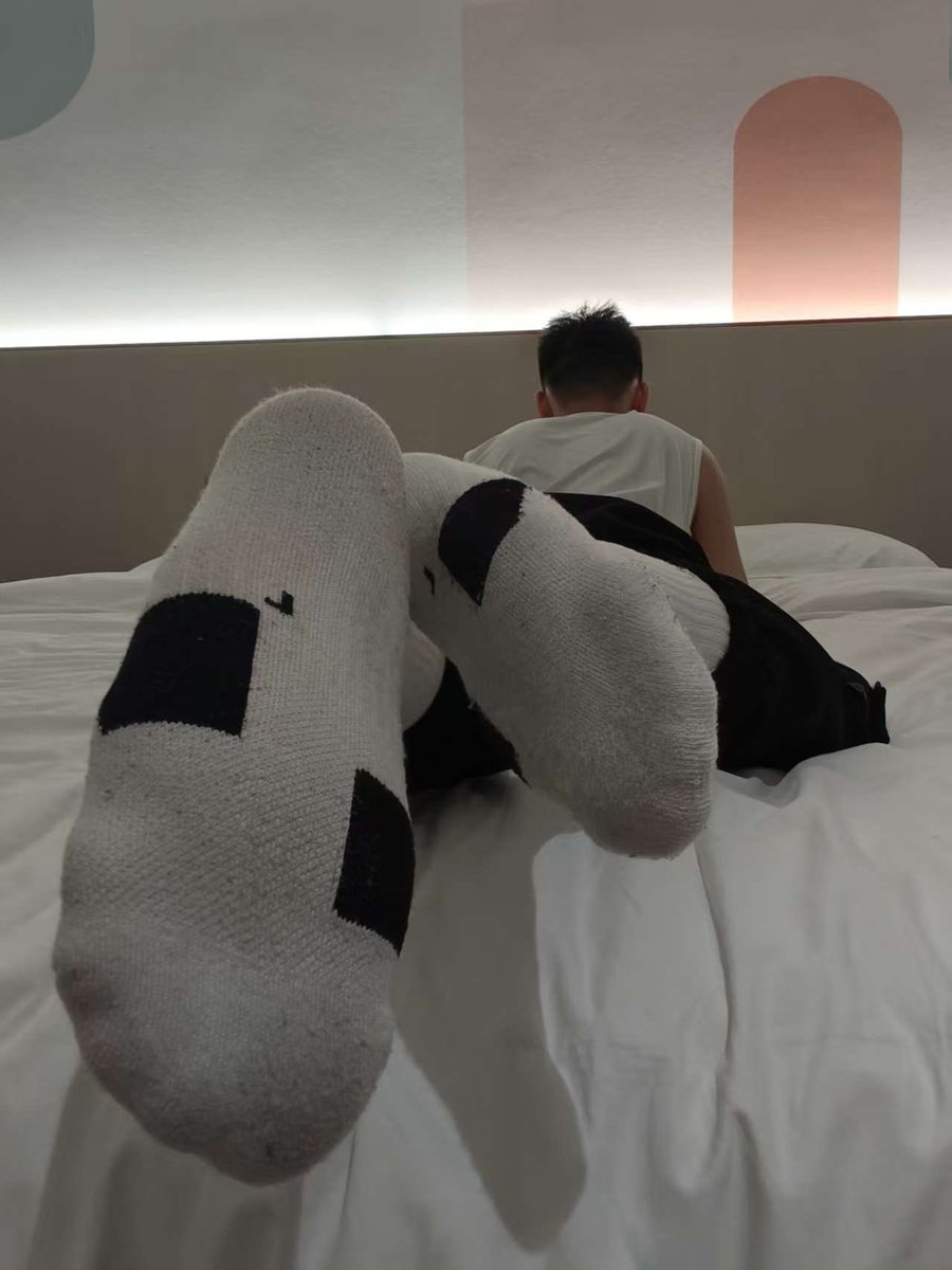 foot lover tweet media