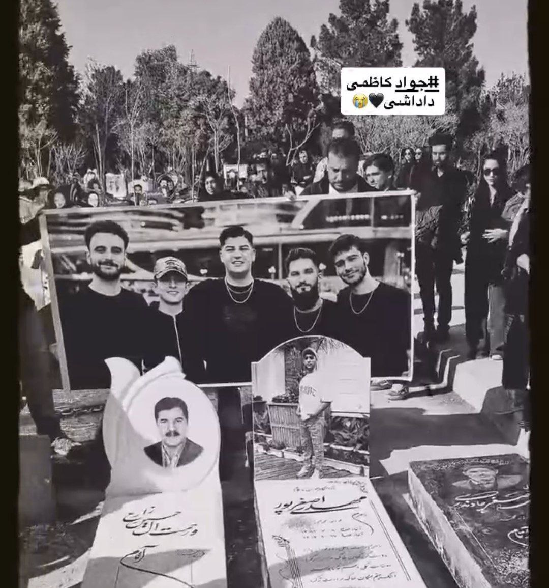 یکی از تلخ ترین صحنه های دی ماه. 🕊️
۵ رفیقی که برای اعتراضات ۱۸ دی ماه باهم قرار گذاشتن و هیچکدوم دیگه برنگشتن 🩸