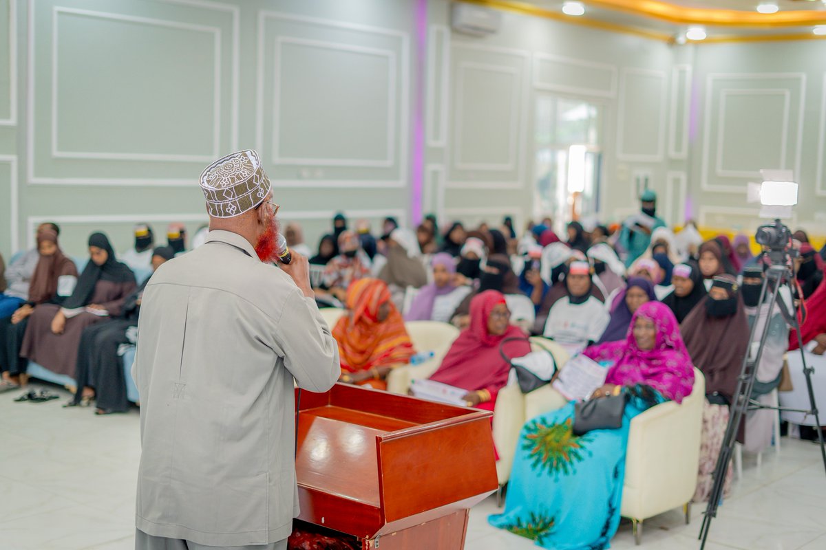 NoFYLSOM's tweet photo. Communities from Wadajir &amp; Waaberi districts made a public declaration against harmful social norms at an event in 📍Mogadishu.

After extensive dialogue sessions, 300+ women, men, youth &amp; leaders pledged their commitment to advance gender equality &amp; protecting vulnerable groups. https://t.co/6hoxRwGyBE