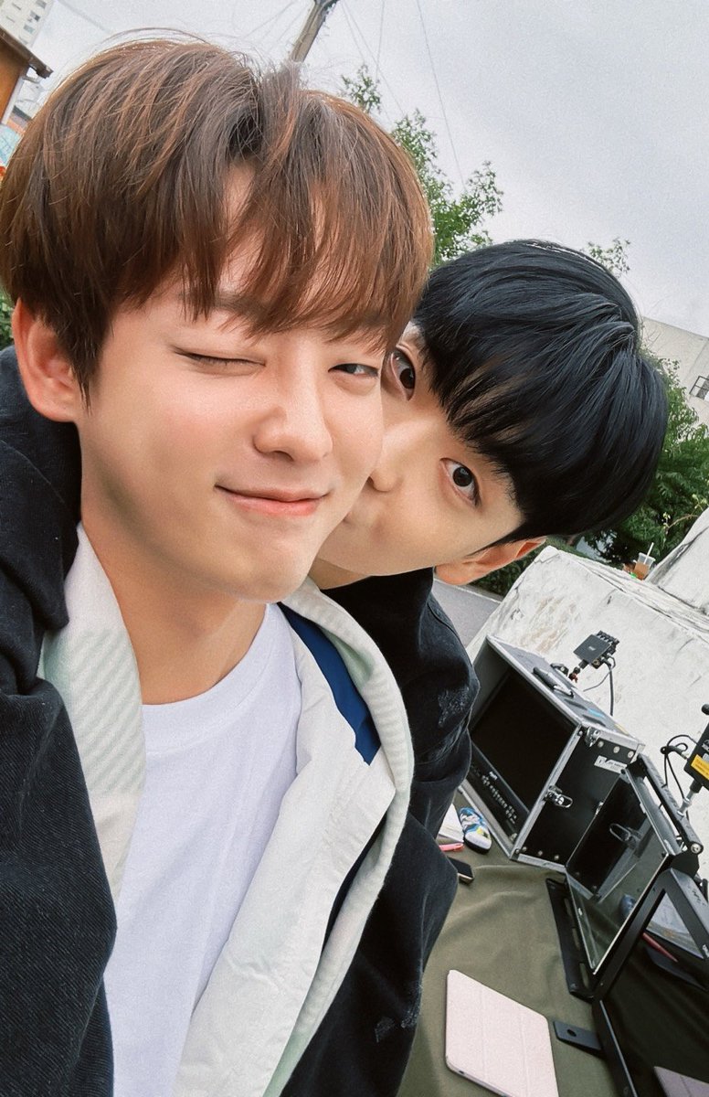 moshitwt's tweet photo. "are they dating?" WORSE https://t.co/CK7TQzV83v