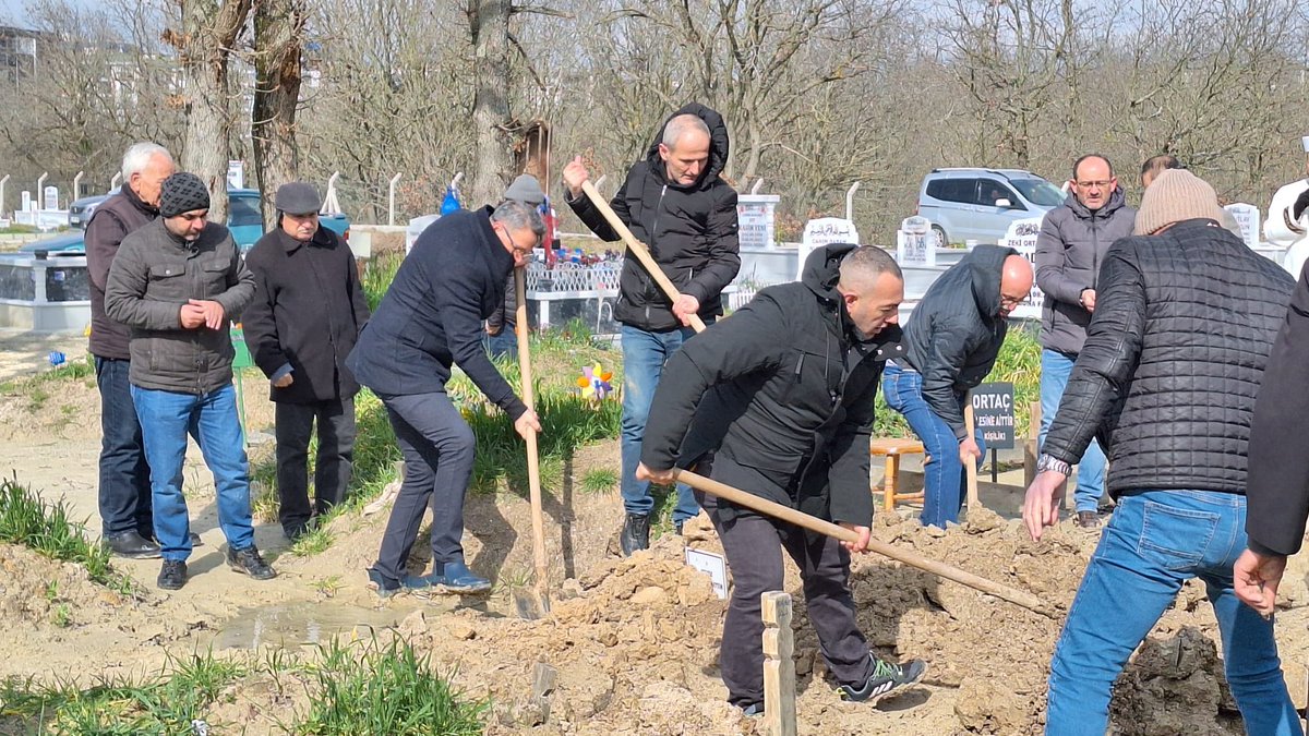 İlçe Başkanımız Sn. Salih AZBAY, Teşkilat Mensuplarımız ile birlikte vefat eden Sn. Oğuz KARATAŞ’ın kayınpederi Sn. Mahmut USLU’nun cenaze namazına katılım sağladı.
 
Merhuma Allah’tan rahmet, KARATAŞ ailesine baş sağlığı dileriz.