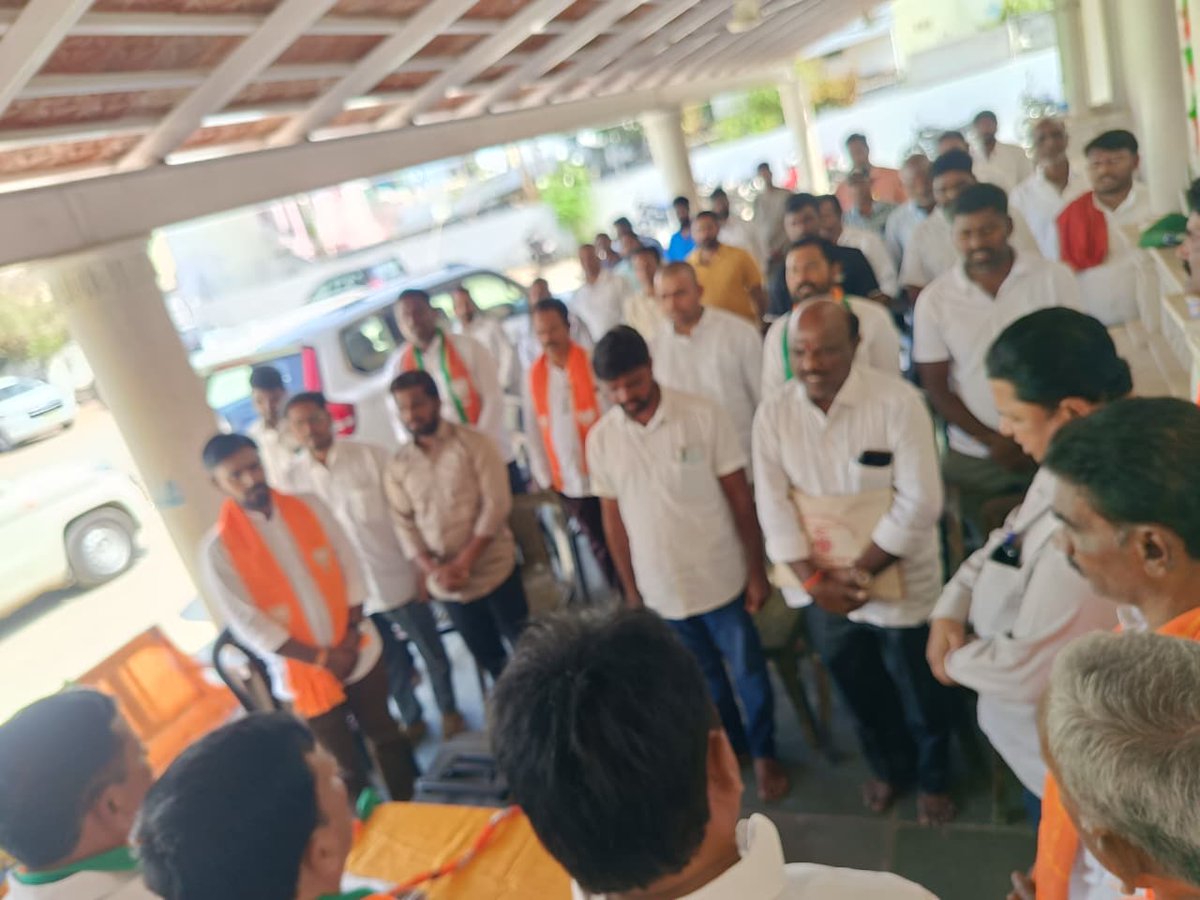 shekar66's tweet photo. ఈరోజు @BJP4India @BJP4Telangana జోగుళాంబ గద్వాల జిల్లా పార్టీ కార్యాలయంలో ఏర్పాటు చేసిన పండిట్ దీన్ దయాళ్ ఉపాధ్యాయ ప్రశిక్షణ మహాభియన్ జిల్లా కార్యశాల కార్యక్రమంలో పాల్గొనడం జరిగింది.
#prashikshanavarg #bjp #BJPTelangna #DeenDayalUpadhyay #RajaShekarSharma #bjpfortelangana https://t.co/2KUngSucUg