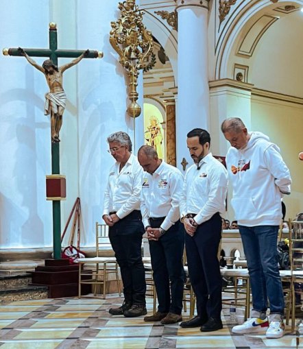 Ésto me hace recordar la anécdota de que en Medellín los sicarios, antes de ir a asesinar a su víctima, van y se encomiendan a la virgen: