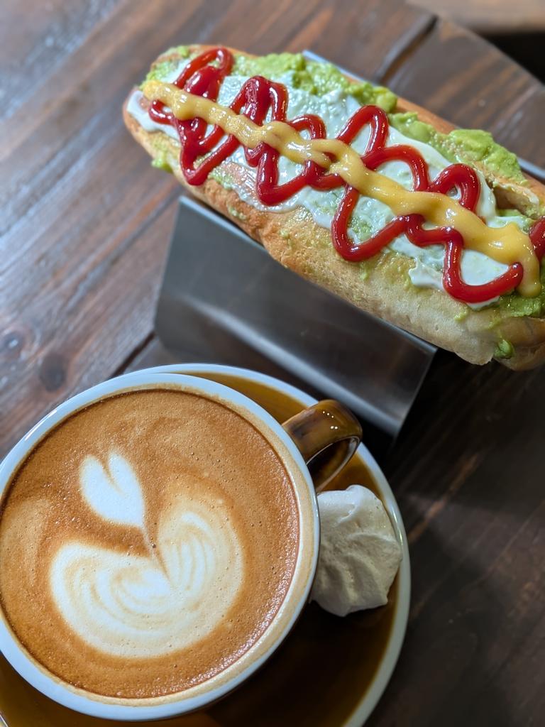 kojima21517184's tweet photo. この気だるさ回避をする為！
本日のブランチ　🇨🇱Completo と ☕flat white 
#AllWAYS の Flat white 👍👍👍👍👍 https://t.co/Snqsd9ZYtH