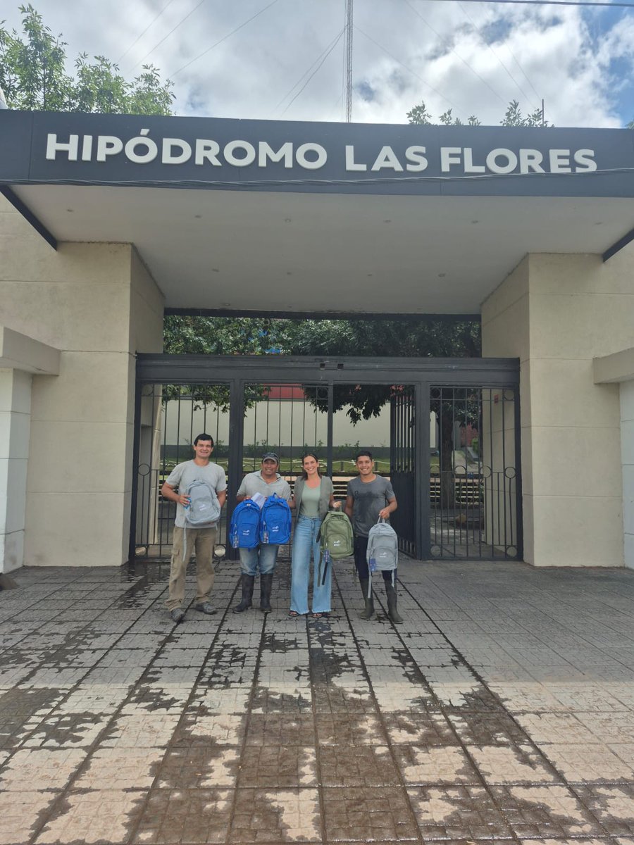 UTTAturfyafines's tweet photo. ¡Mochilas escolares en #SantaFe!
La #UTTA cubre todo el país turfístico en apoyo de sus trabajadores, ratificándolo día a día en cada rincón argentino.
Las imágenes corresponden a la entrega realizada en el #HipódromodeLasFlores y en el #JockeyClubSantaFe. https://t.co/N2R5oMbkh0