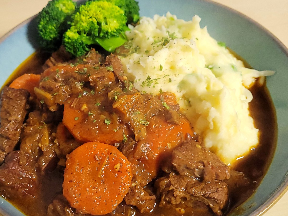 今日の晩ご飯：ギネスシチュー　ネギ入りのマッシュポテトと一緒に
