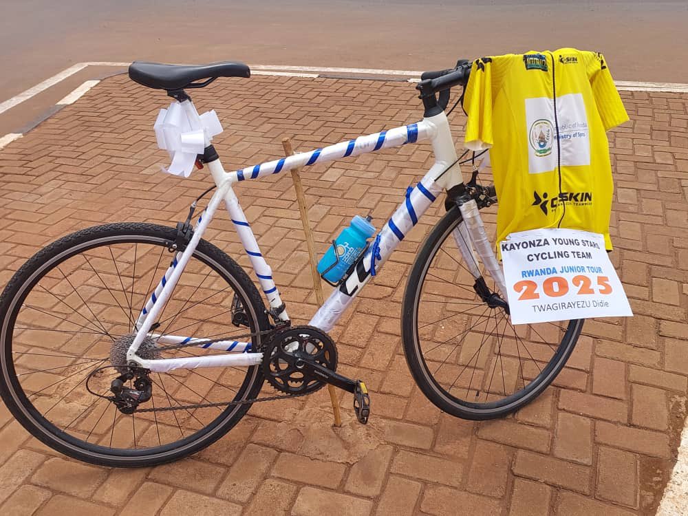 KayonzaDistrict's tweet photo. Mu mujyi wa Mukarange n’ahandi ku mihanda ahanyura #TdRwanda2026 abaturage baje kureba amagare n’urugwiro rwinshi. 

#VisitRwanda 
#VisitKayonza https://t.co/BvYTUPvXDE