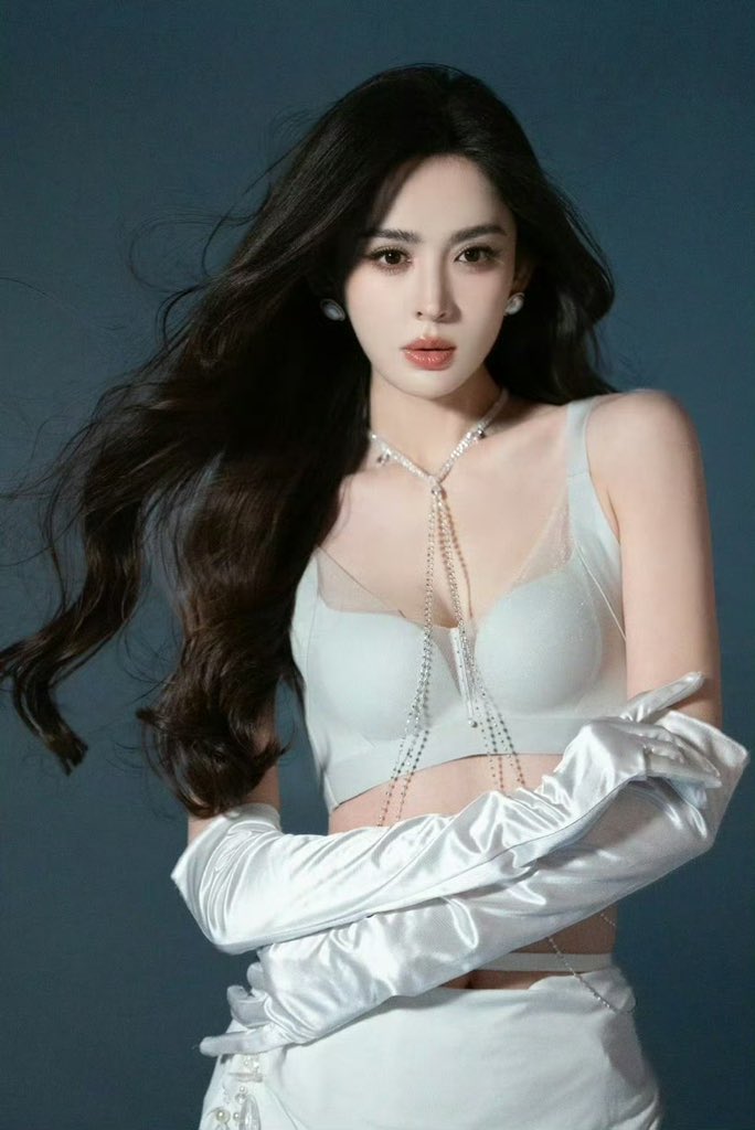 古力娜扎 

有些美，是需要藏在衬衫底下的。 https://t.co/6gdE689p6i