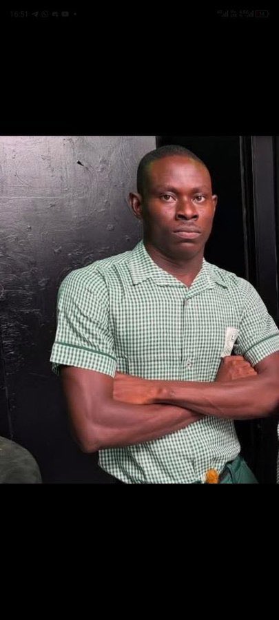 Omo I need this 1k followers to be happy 
Please 🙏